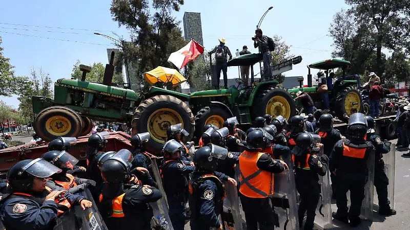 Policías encapsulan a transportistas y a agricultores
